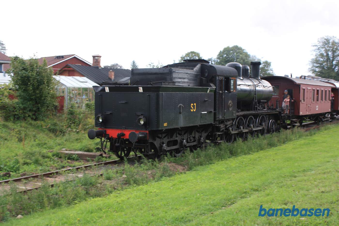 Damptoget mod Brösarp på vej ud af stationen for fuld damp