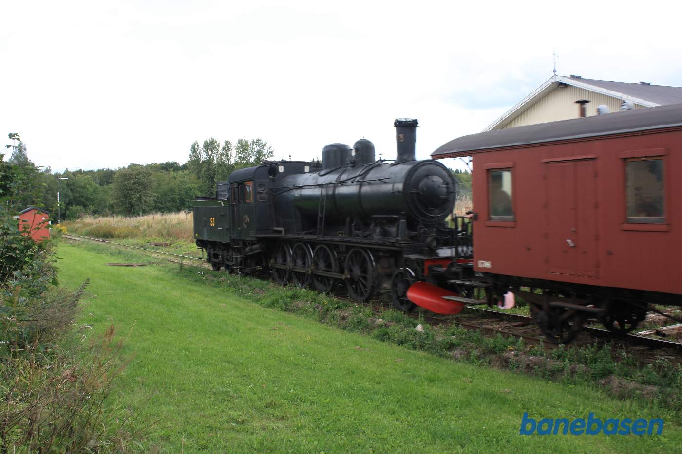 Damptoget mod Brösarp på vej ud af stationen for fuld damp
