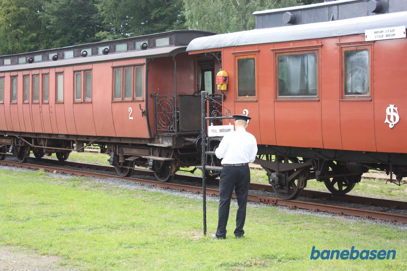 Vogne til damptoget mod Brösarp holder i sporet med græsperron