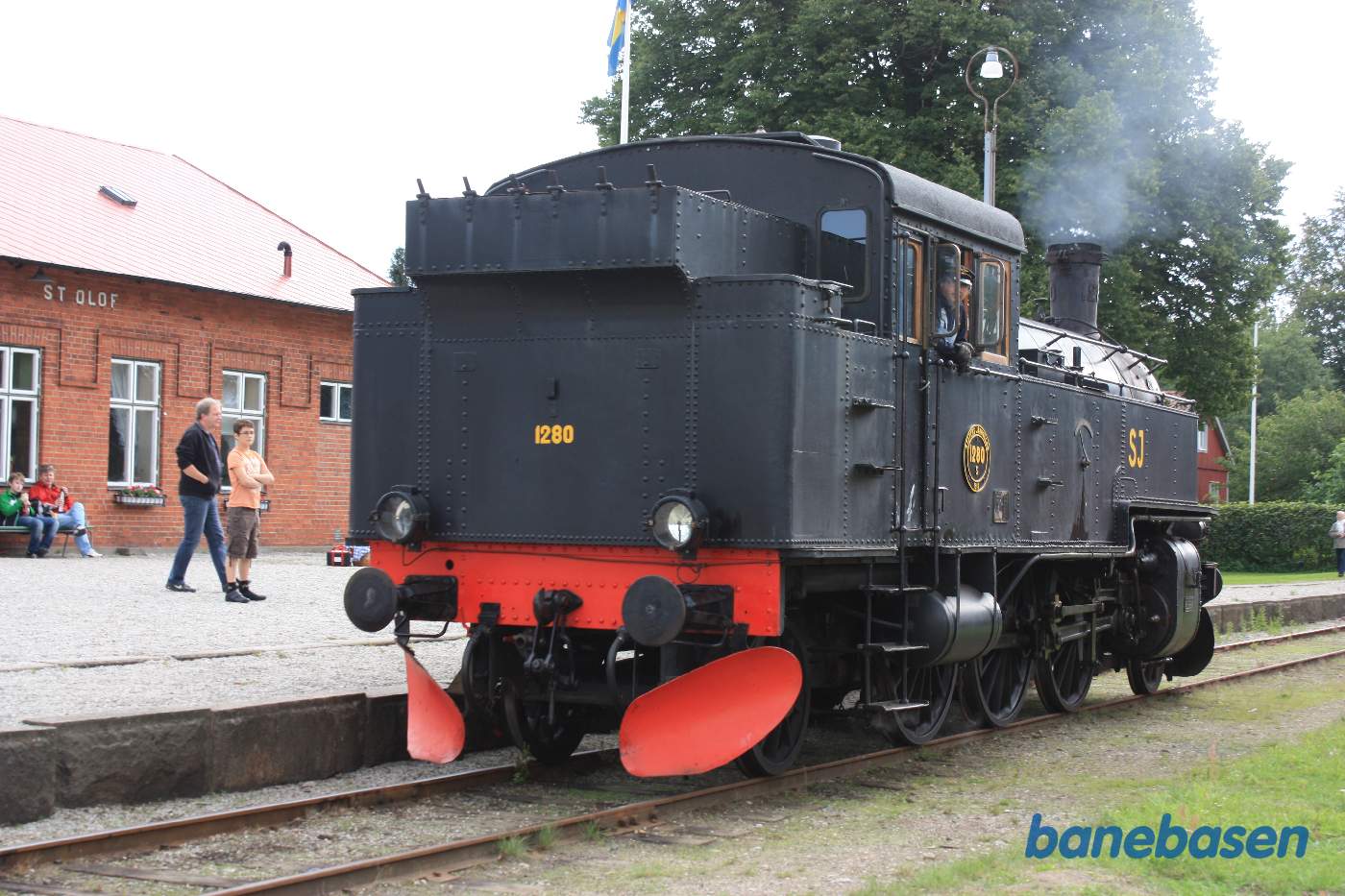 Damplokomotivet omløber vognene gennem perronsporet