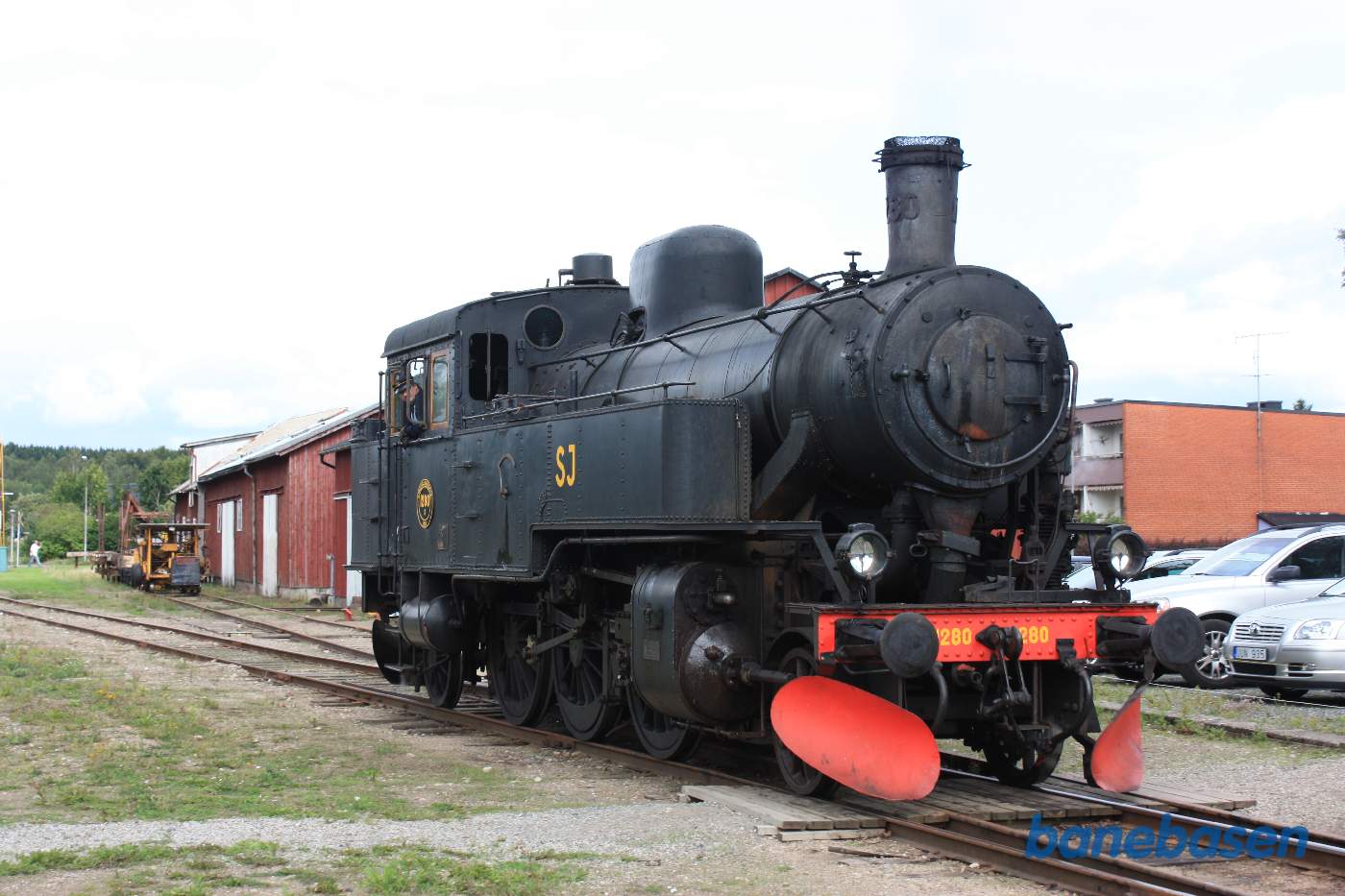 Damplokomotivet omløber vognene gennem perronsporet