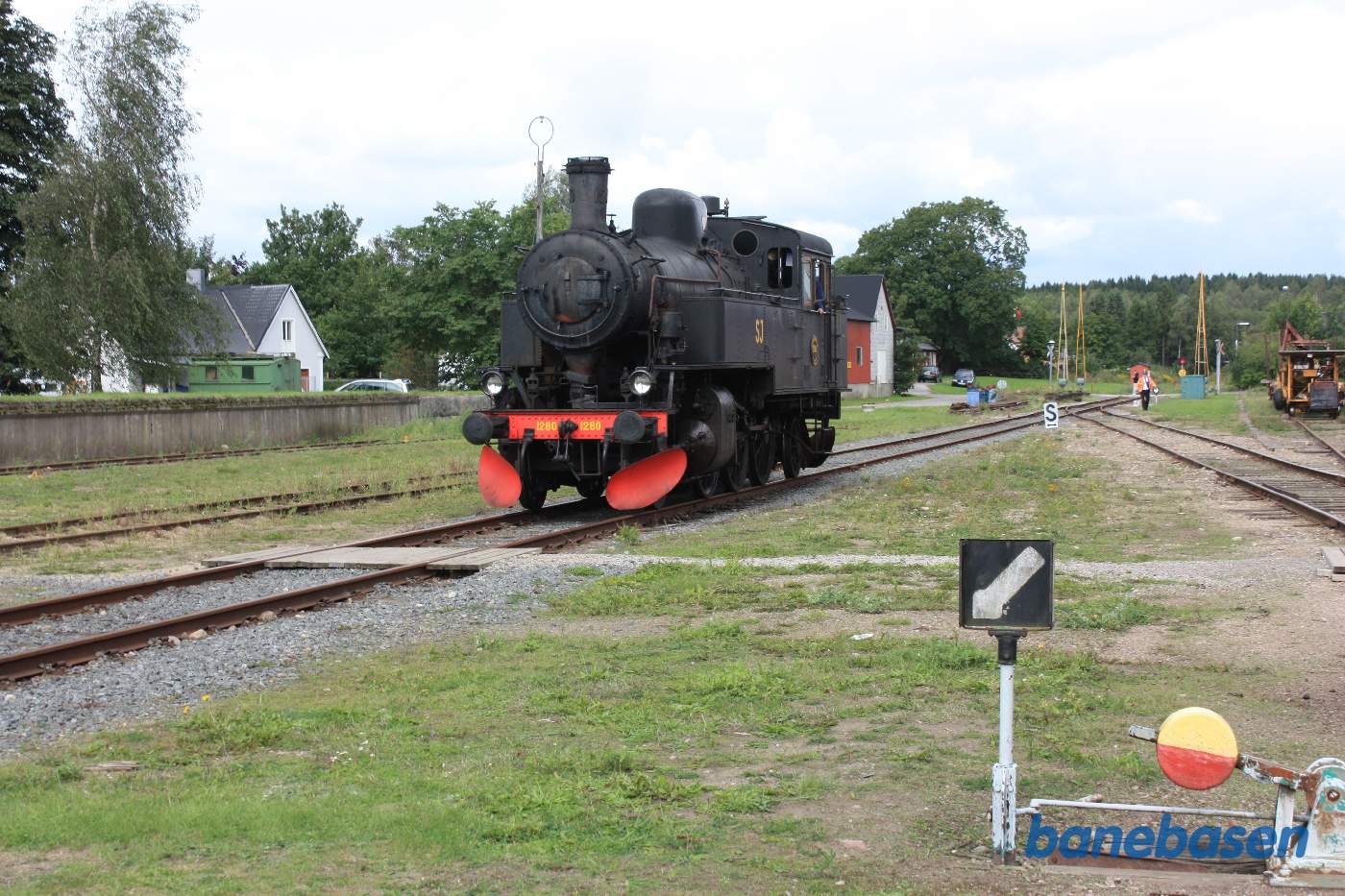 Damplokomotivet på vej ned mod vognene