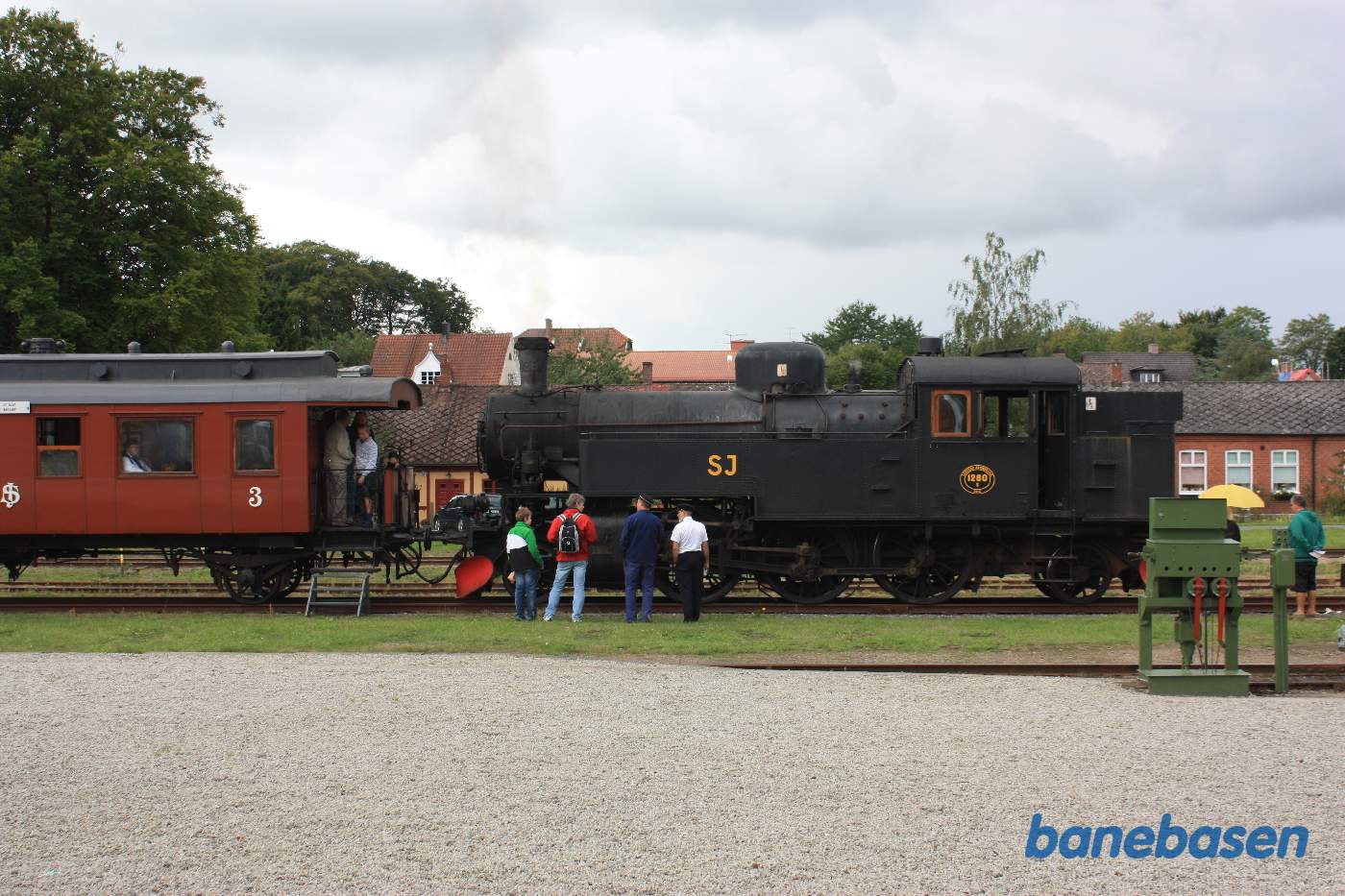 Damplokomotivet set fra siden, nu koblet til vognene