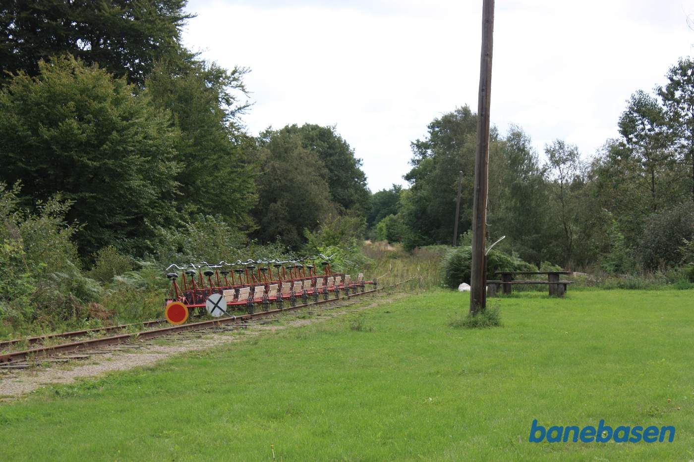 Skinnecykler i sporet i retning mod Gärsnäs