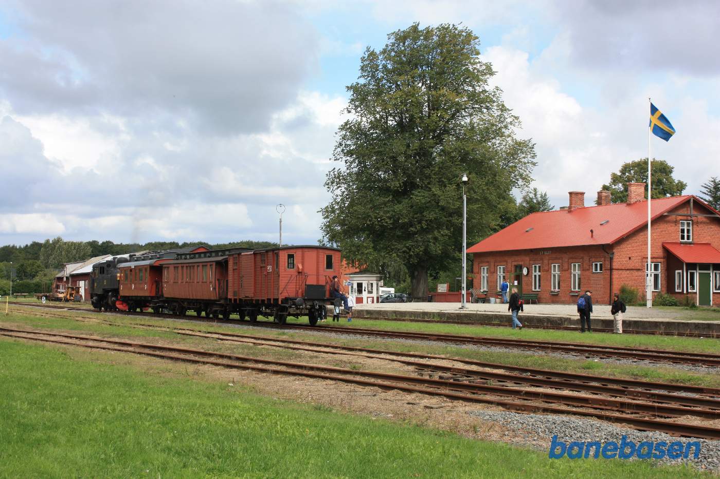 Damptoget til Brösarp holder klar, stationsbygningen til højre