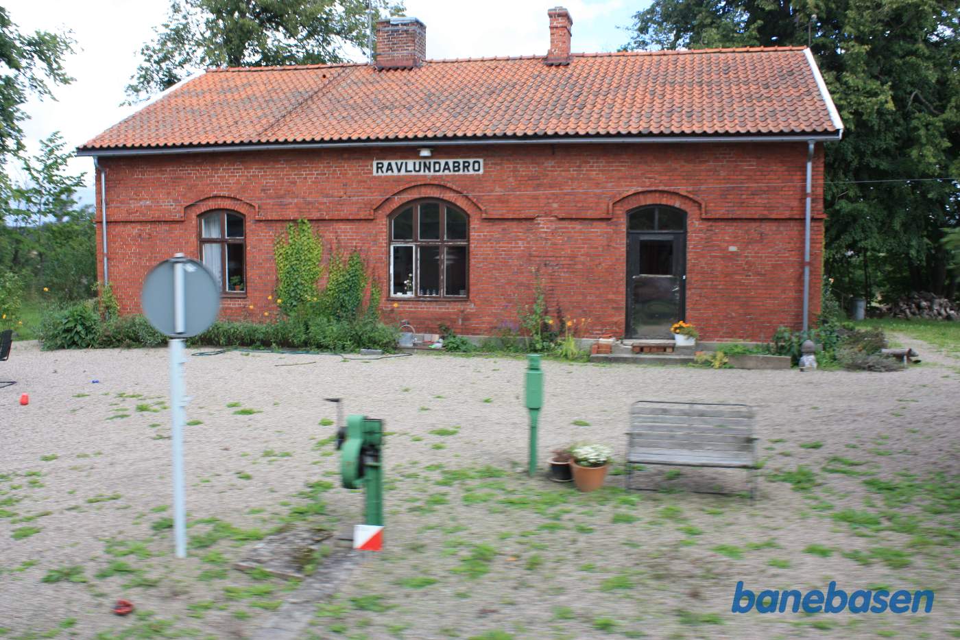 Toget kører gennem Ravlundabro station, her ses stationsbygningen fra toget