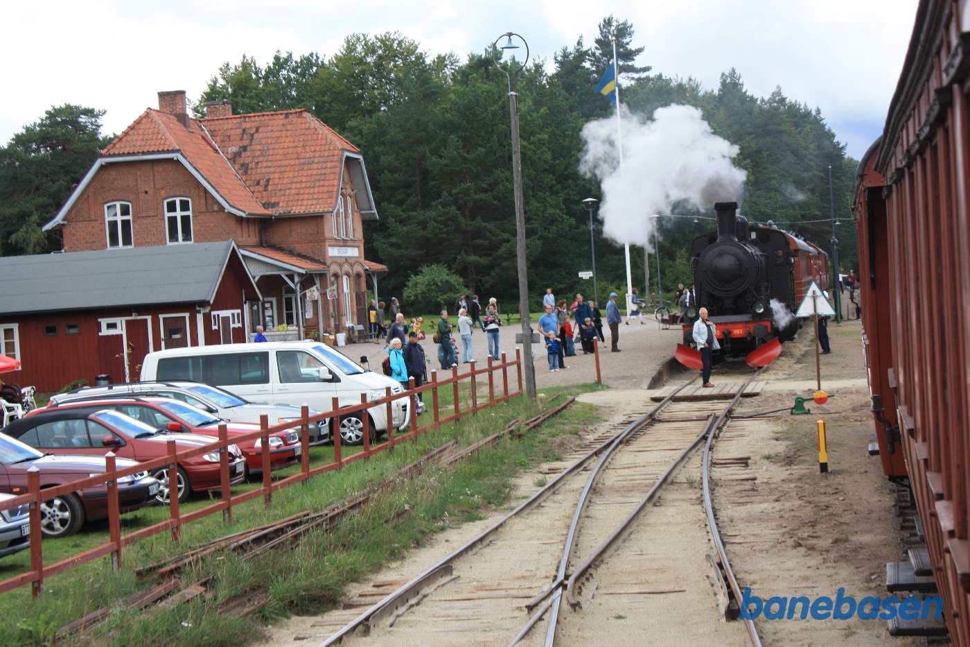 Vores tog er på vej ind på stationen, hvor der i perronsporet holder det andet damptog