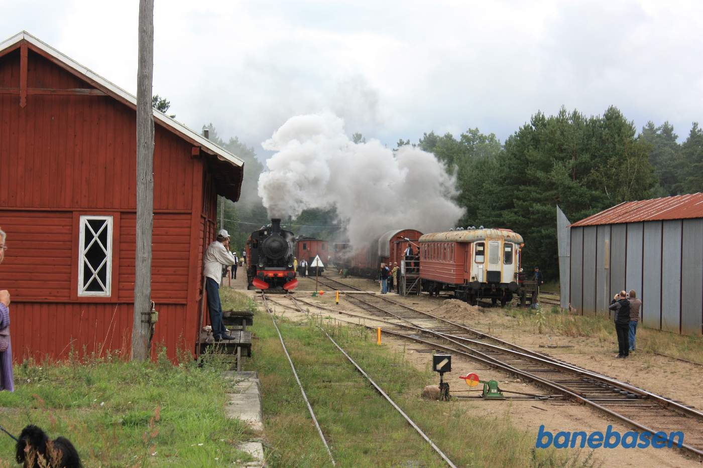 Det andet damptog på vej ud af stationen i retning mod Sankt Olof. Mange fotografer