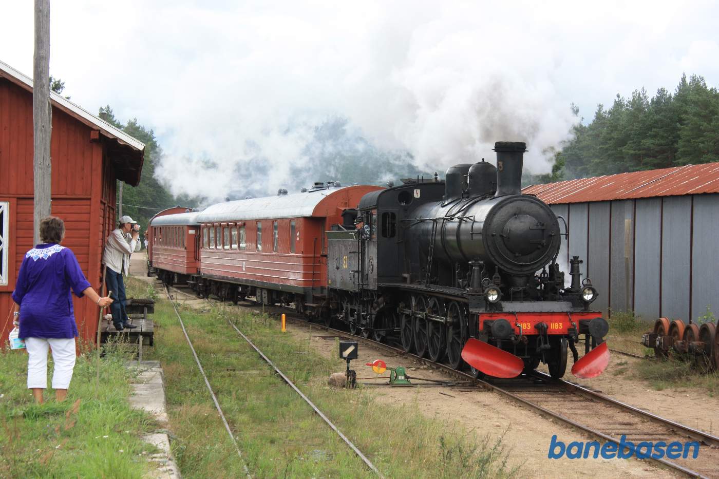 Det andet damptog på vej ud af stationen i retning mod Sankt Olof. Mange fotografer
