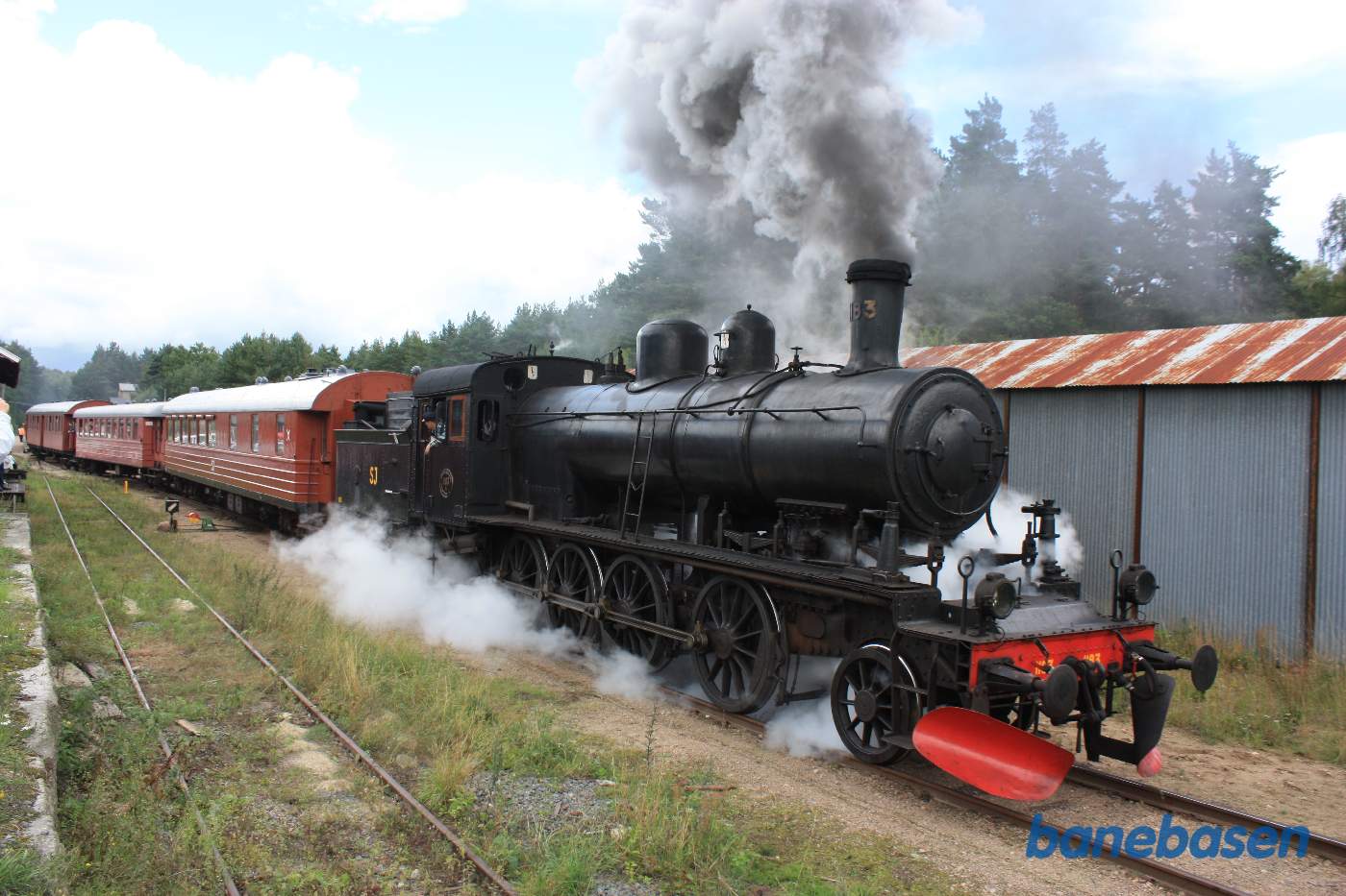 Det andet damptog på vej ud af stationen i retning mod Sankt Olof