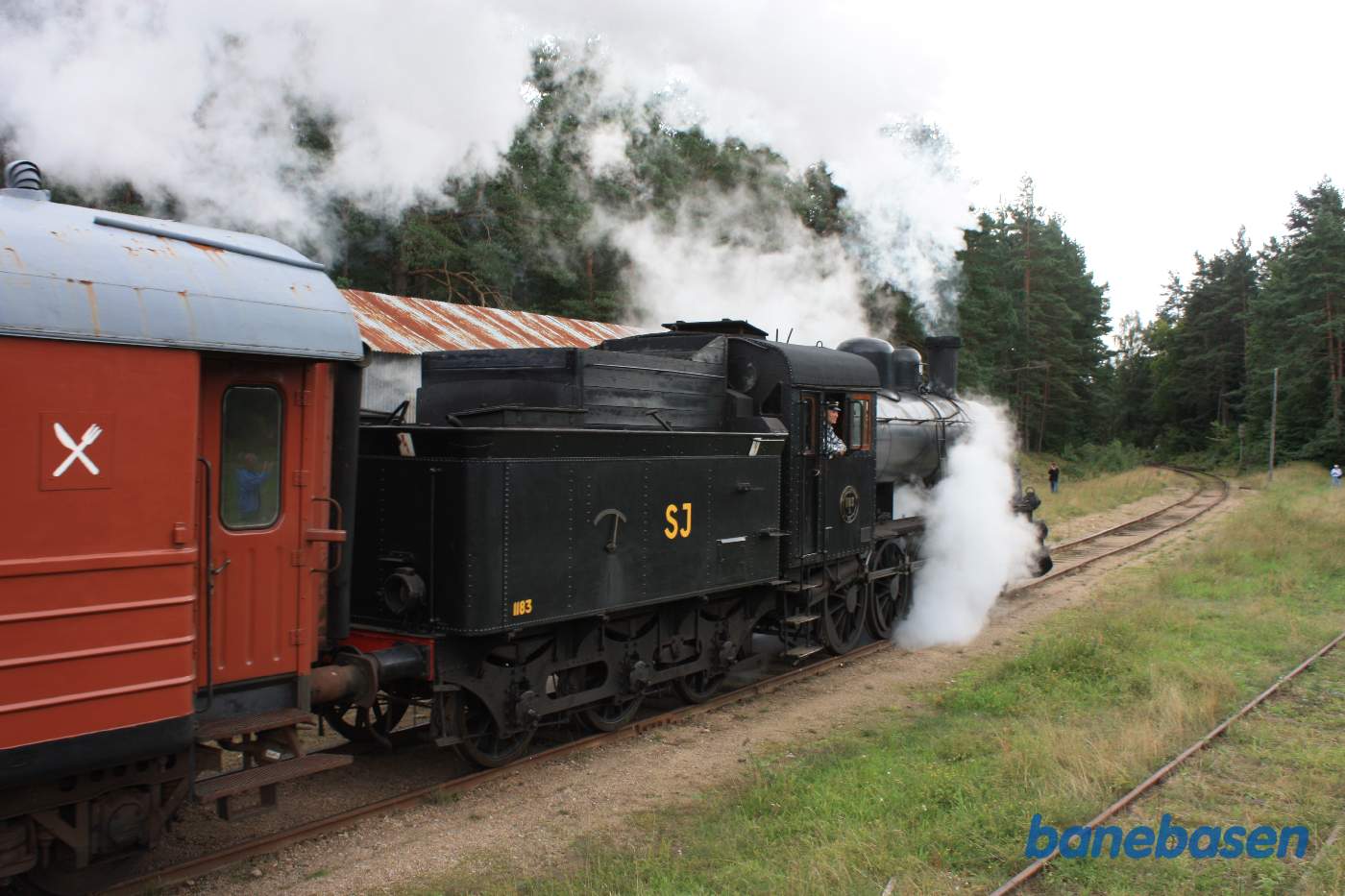 Det andet damptog på vej ud af stationen i retning mod Sankt Olof