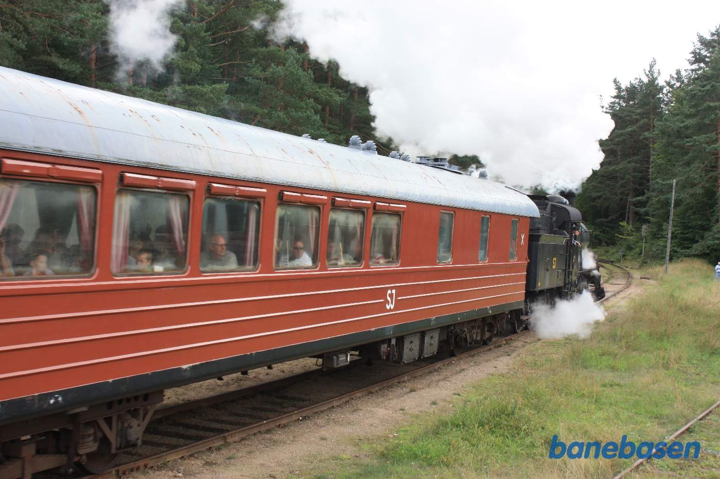 Det andet damptog på vej ud af stationen i retning mod Sankt Olof. Mange folk i spisevognen