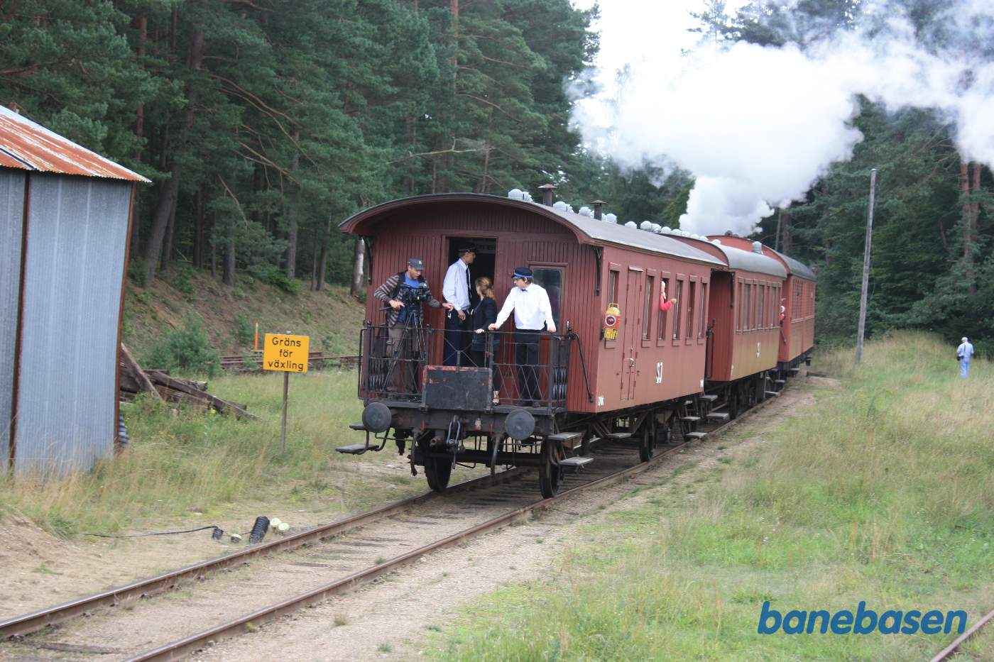 Det andet damptog på vej ud af stationen i retning mod Sankt Olof