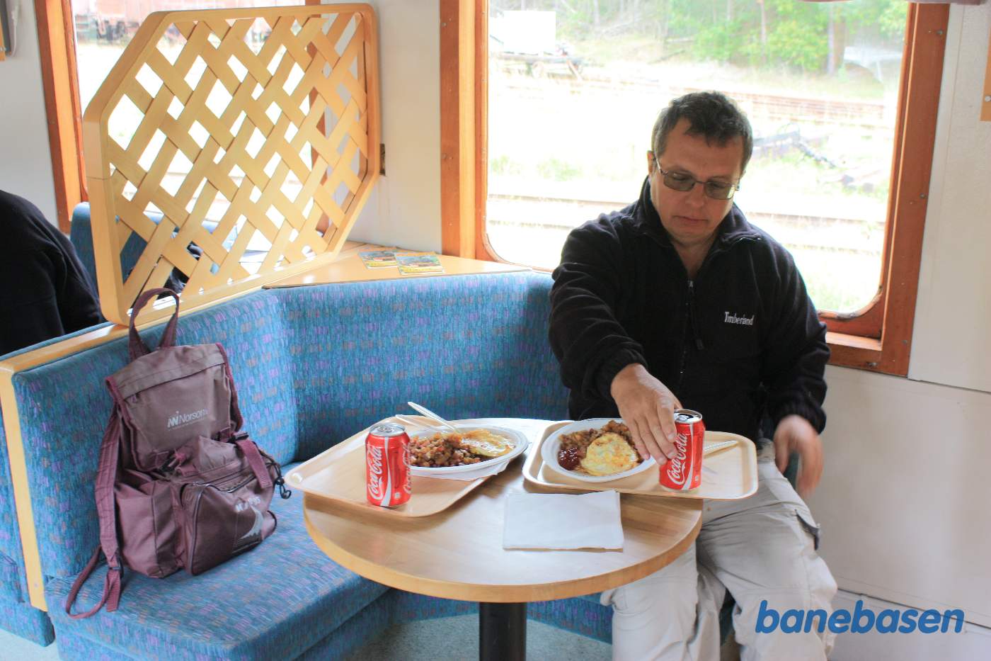 Så er det tid til frokost i spisevognen der står fast på stationen