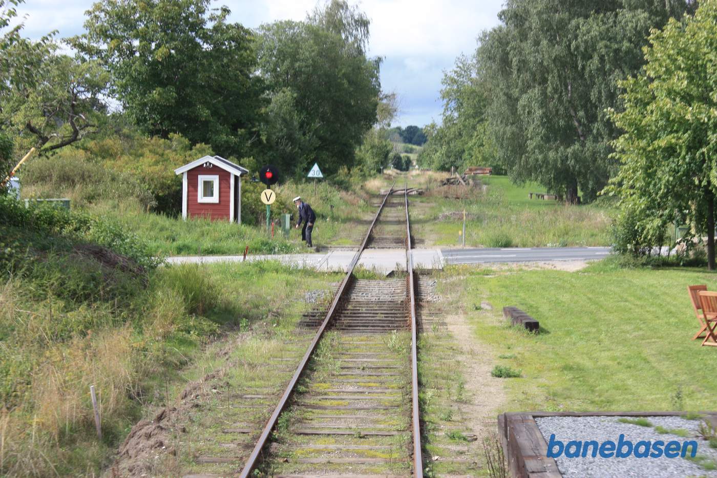 Et bagskud fra toget lige efter Ravlundabro. Det er overkørslen ved Vitabyvägen der ses på billedet og perronen er ud for Ravlunda Bränneri Bed & Breakfast