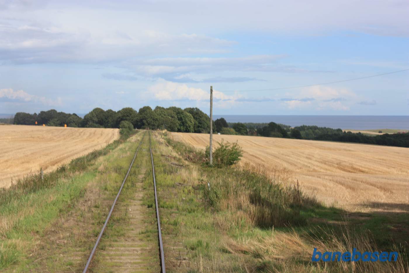 Et bagskud fra toget til Sankt Olof et sted på strækningen mellem Ravlundabro og Vitaby. Østersøen ses ude til højre