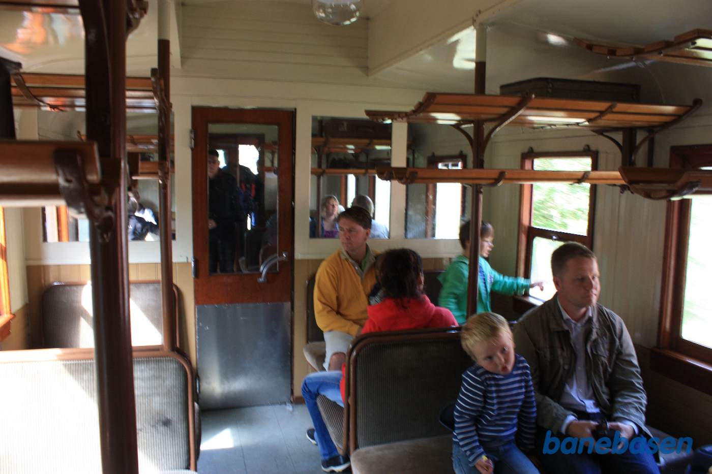 Et vue i personvognen med glade rejsende