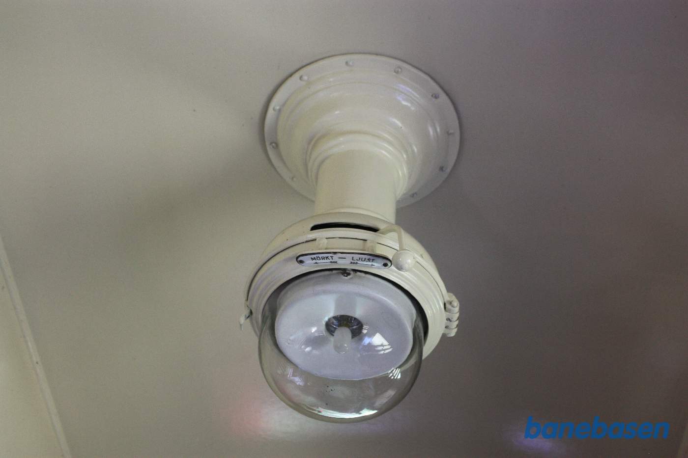 Nærbillede af en af acetylen gas lamperne, men med LED lampe i stedet for gasnet