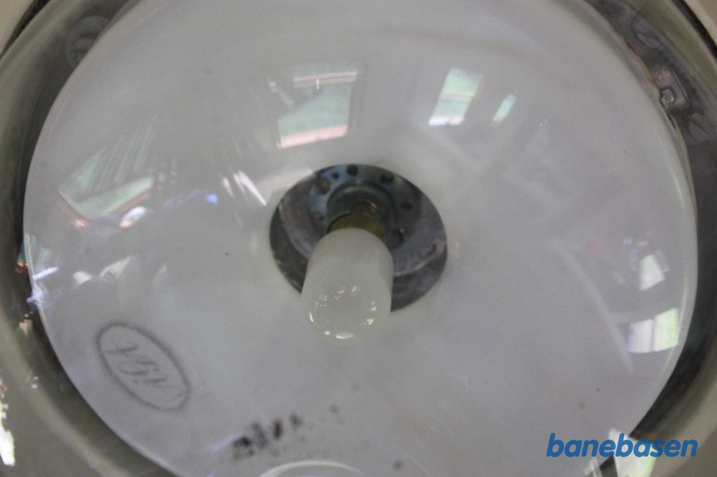 Nærbillede af en af acetylen gas lamperne, men med LED lampe i stedet for gasnet