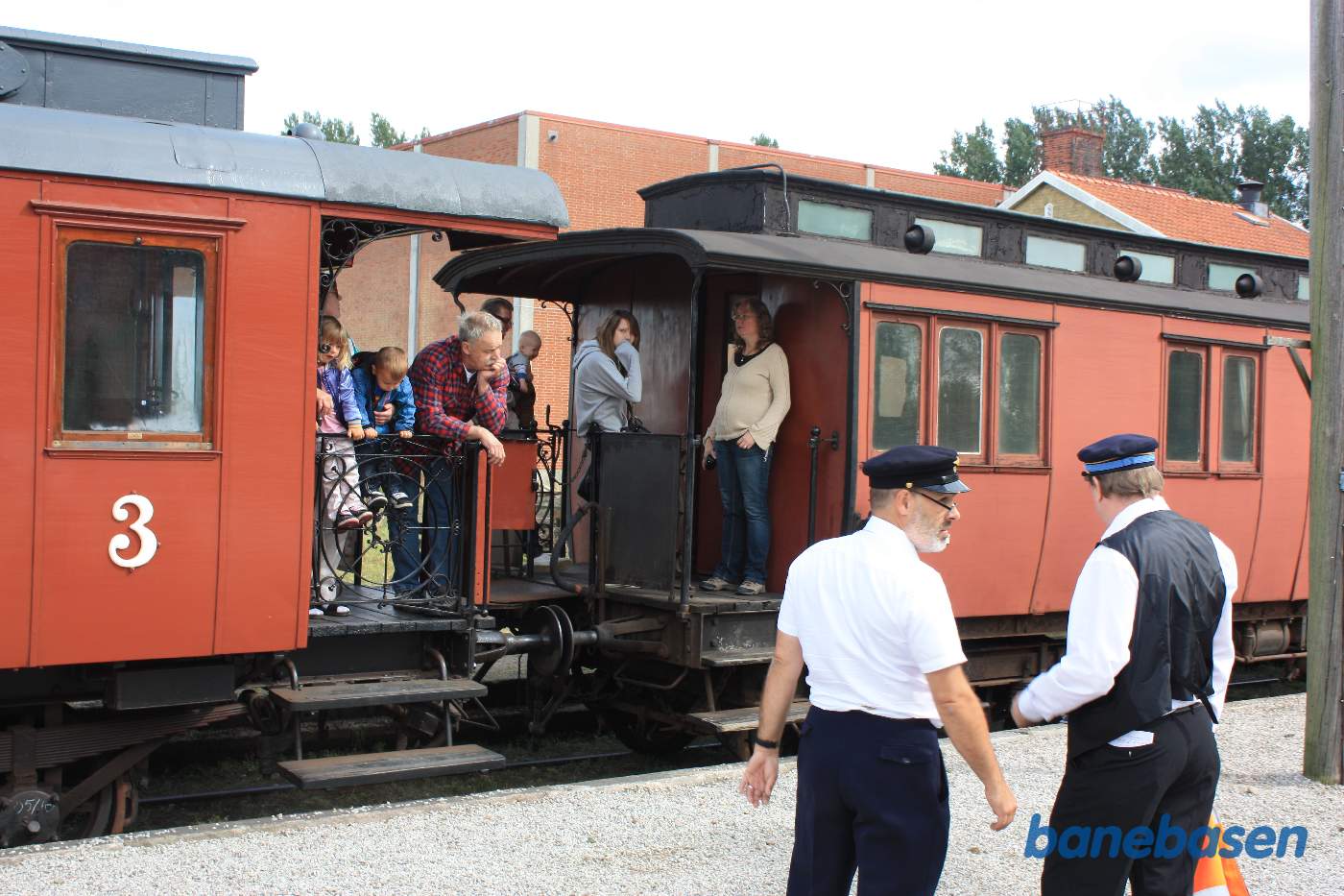 Toget gør ophold i Vitaby og afventer krydsende tog