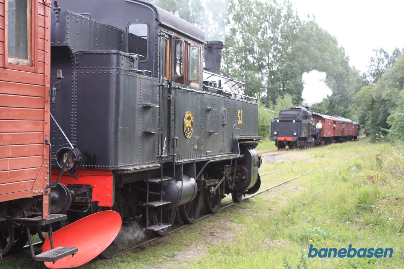 Det krydsende tog på vej ind på stationen