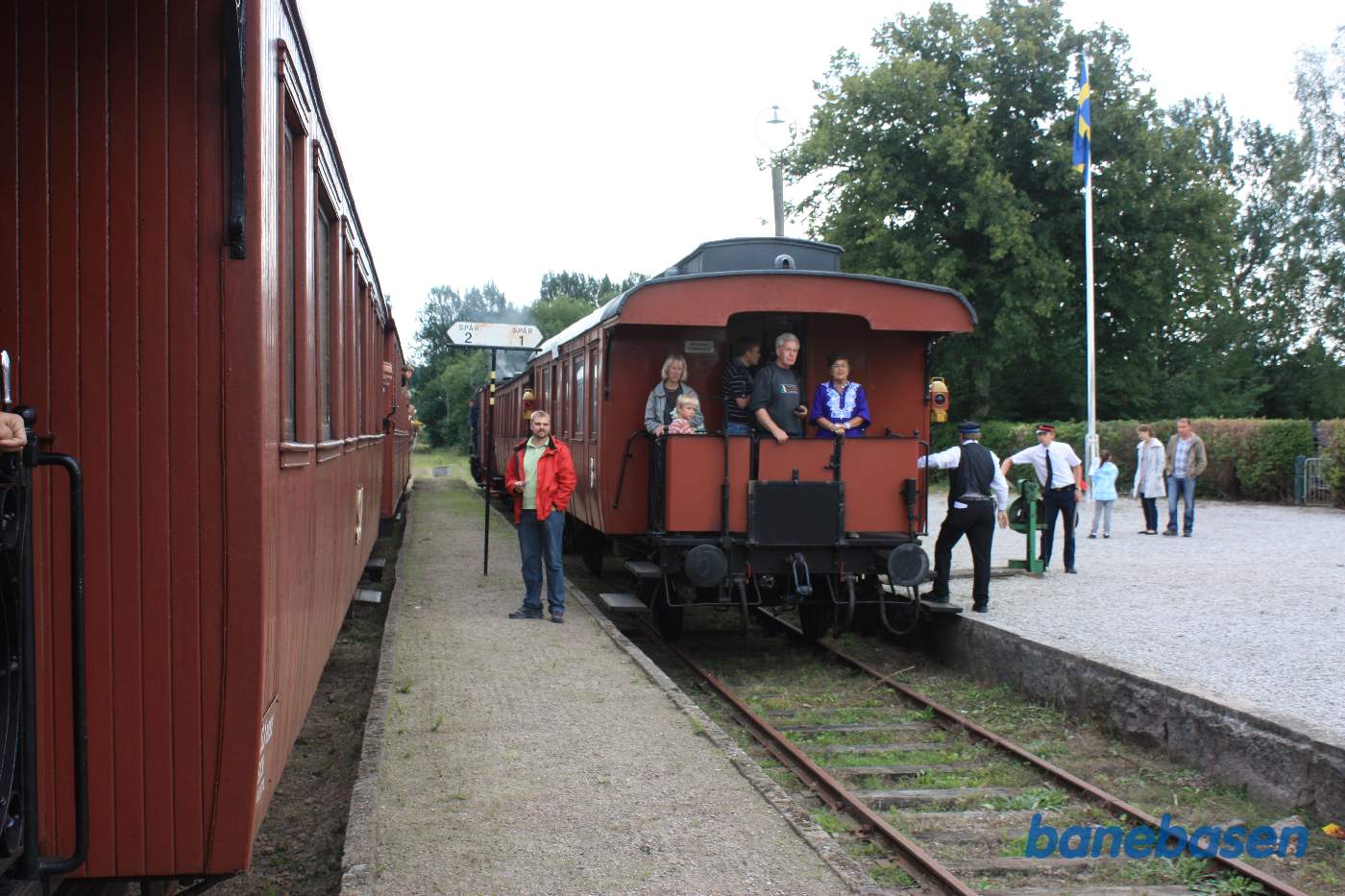 Damptog i begge perronspor på stationen