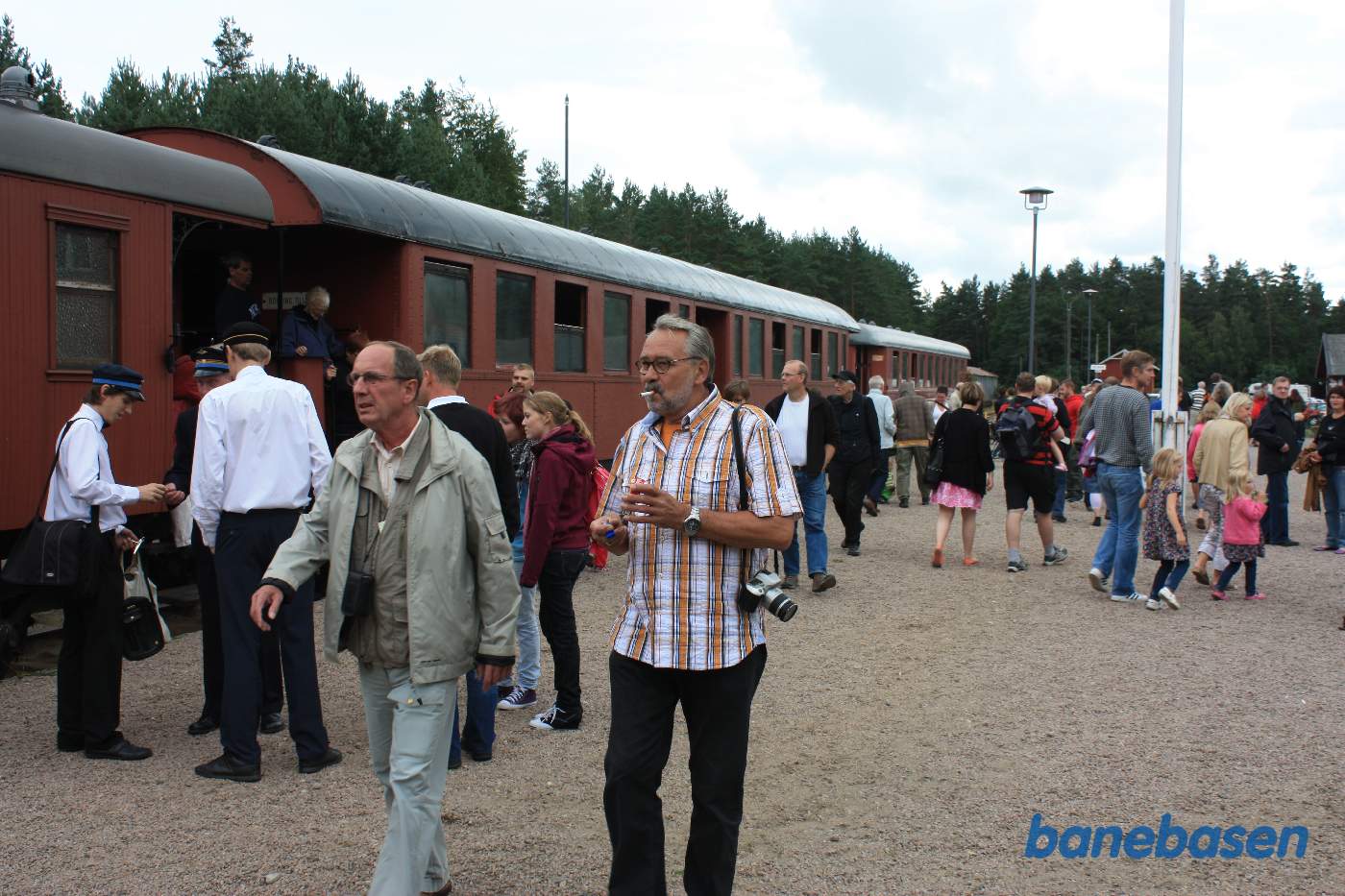 Toget er ankommet til stationen, trængsel på perronen af de mange rejsende der stiger ud af toget