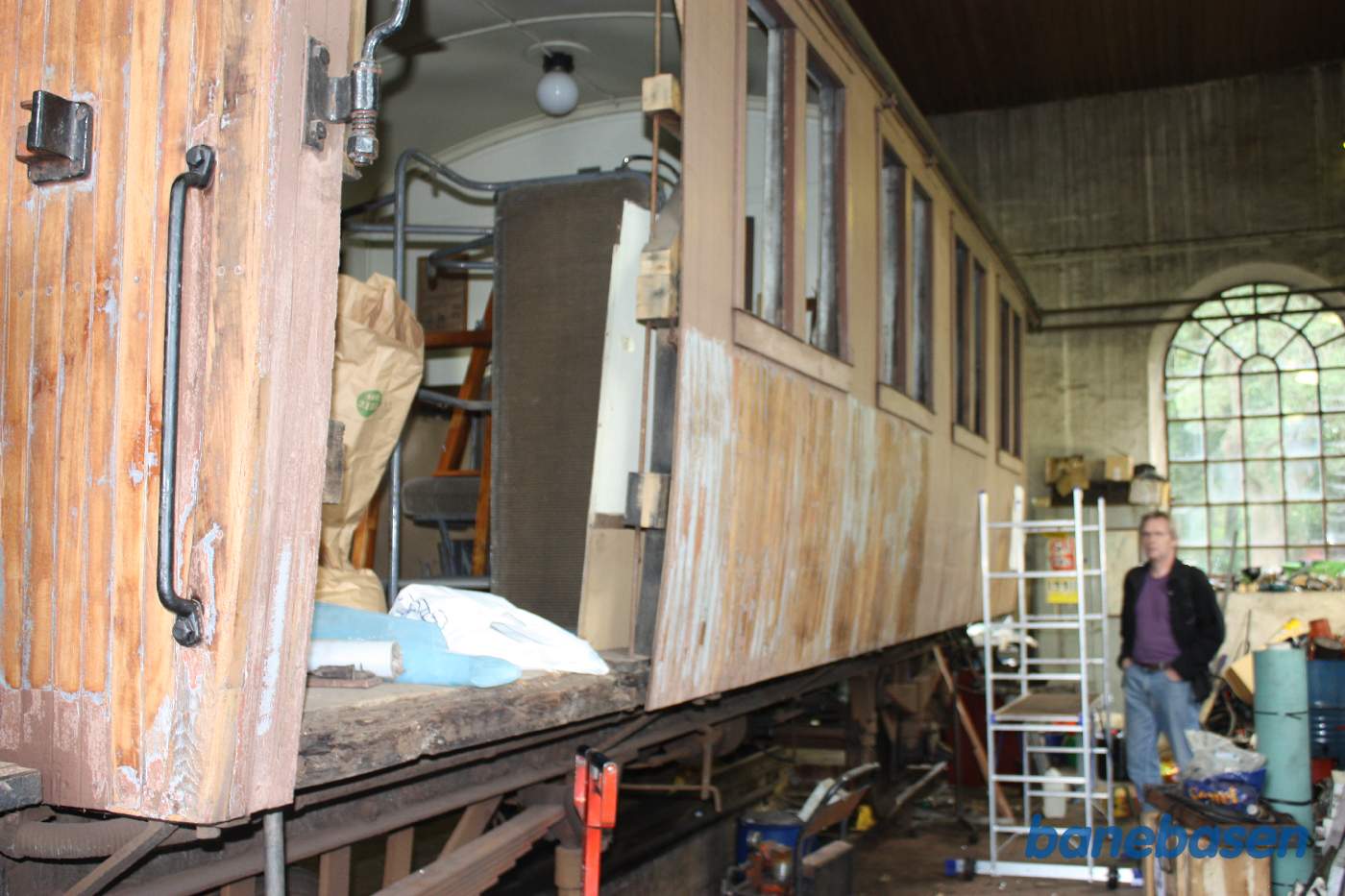 Et kig ind i vognværkstedet. Der er fyldt godt op langs væggene