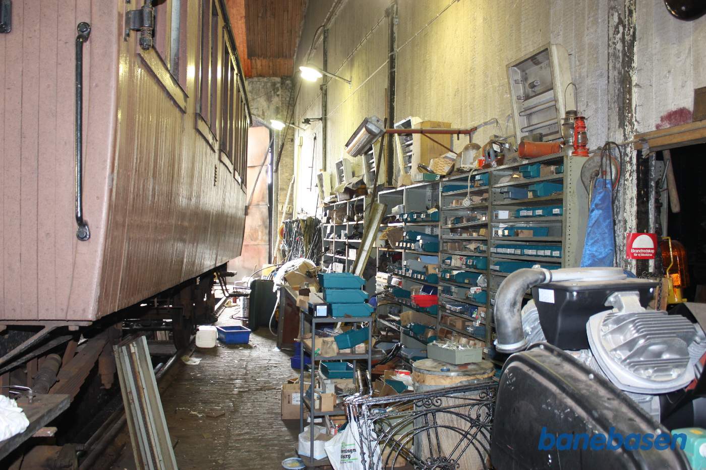 Et kig ind i vognværkstedet. Der er fyldt godt op langs væggene