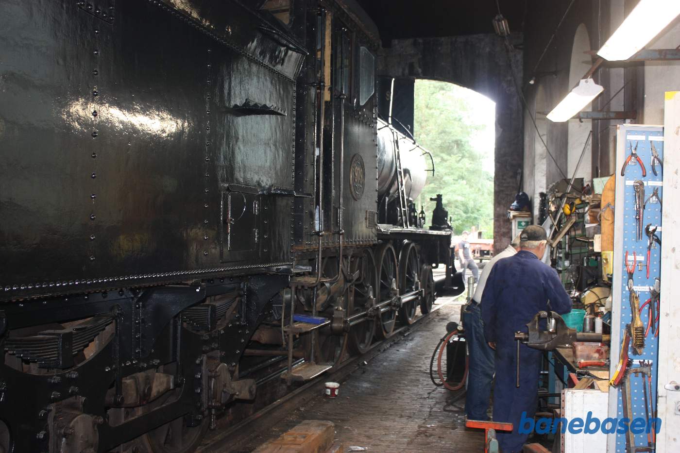 Et kig ind i lokomotivværkstedet. Der er fyldt godt op langs væggene