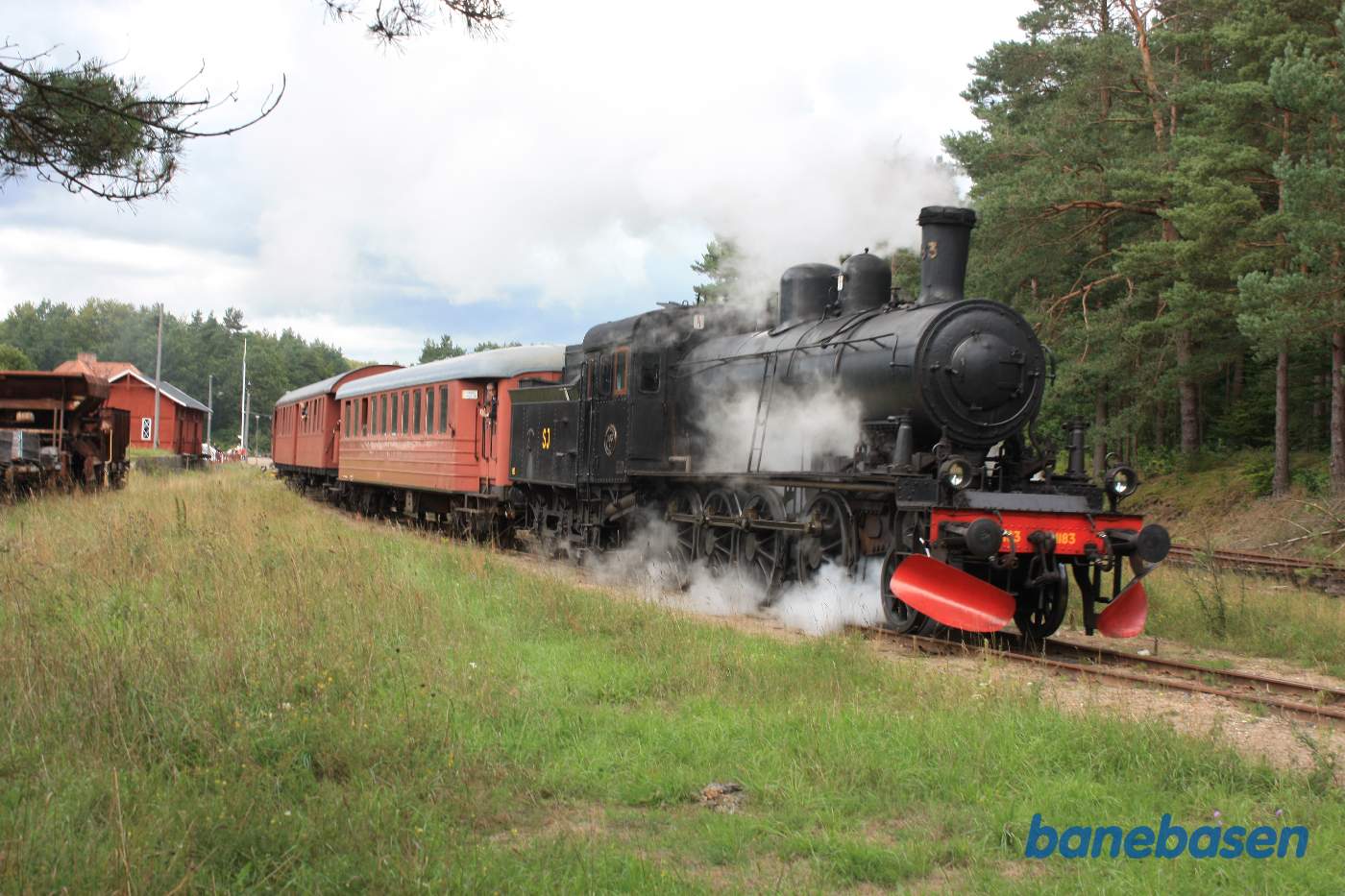 Tog mod Sankt Olof damper ud af stationen