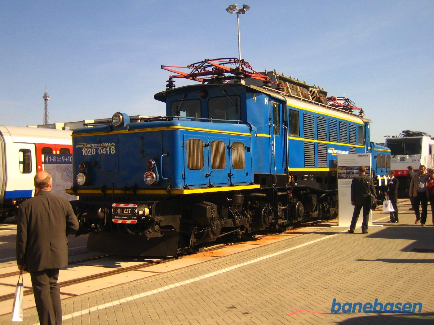 Et flot blåt lokomotiv fra MWB Mittelweserbahn