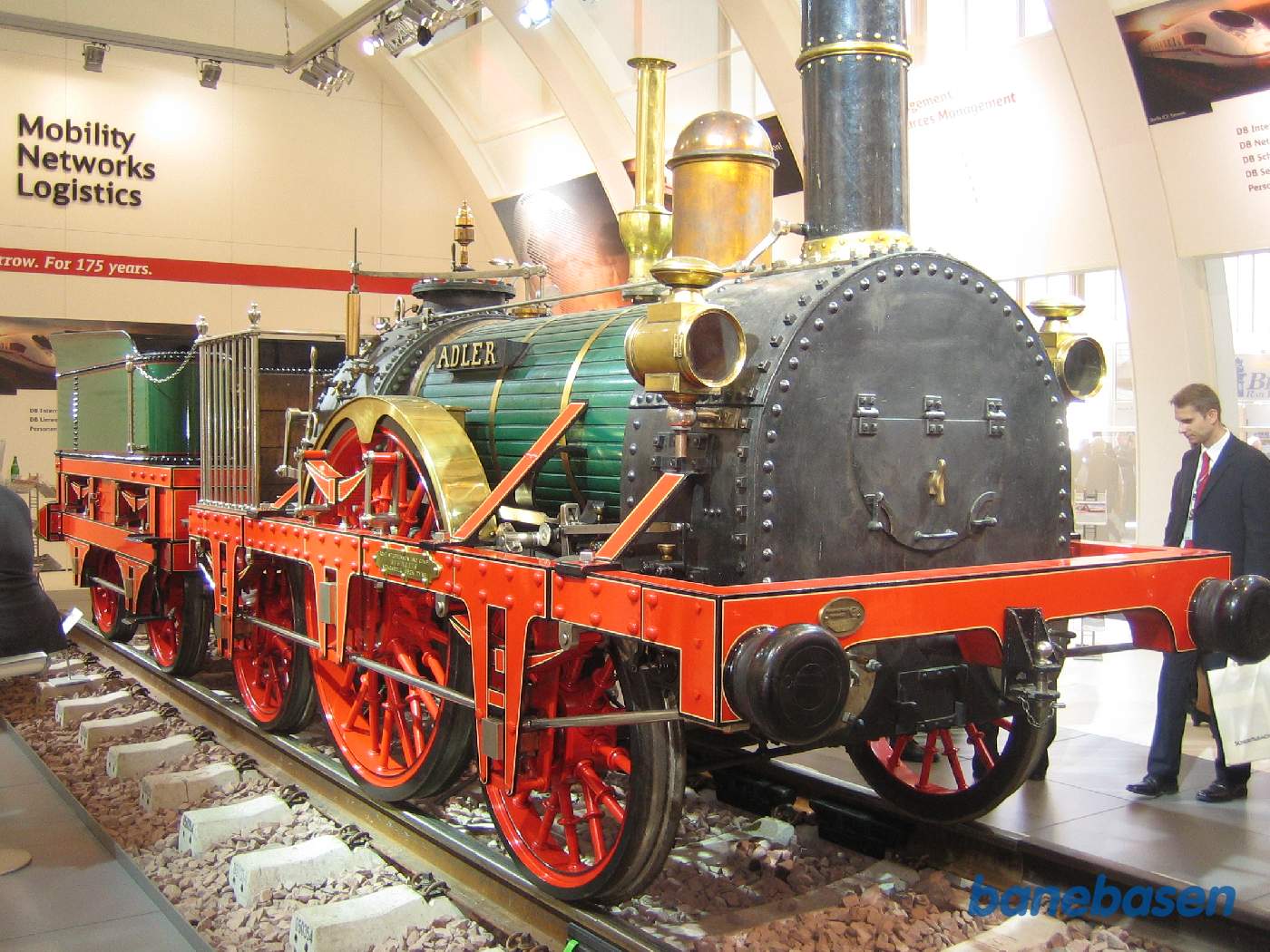 Et af de første tyske damplokomotiver, Adler, udstillet inde i en af de store haller