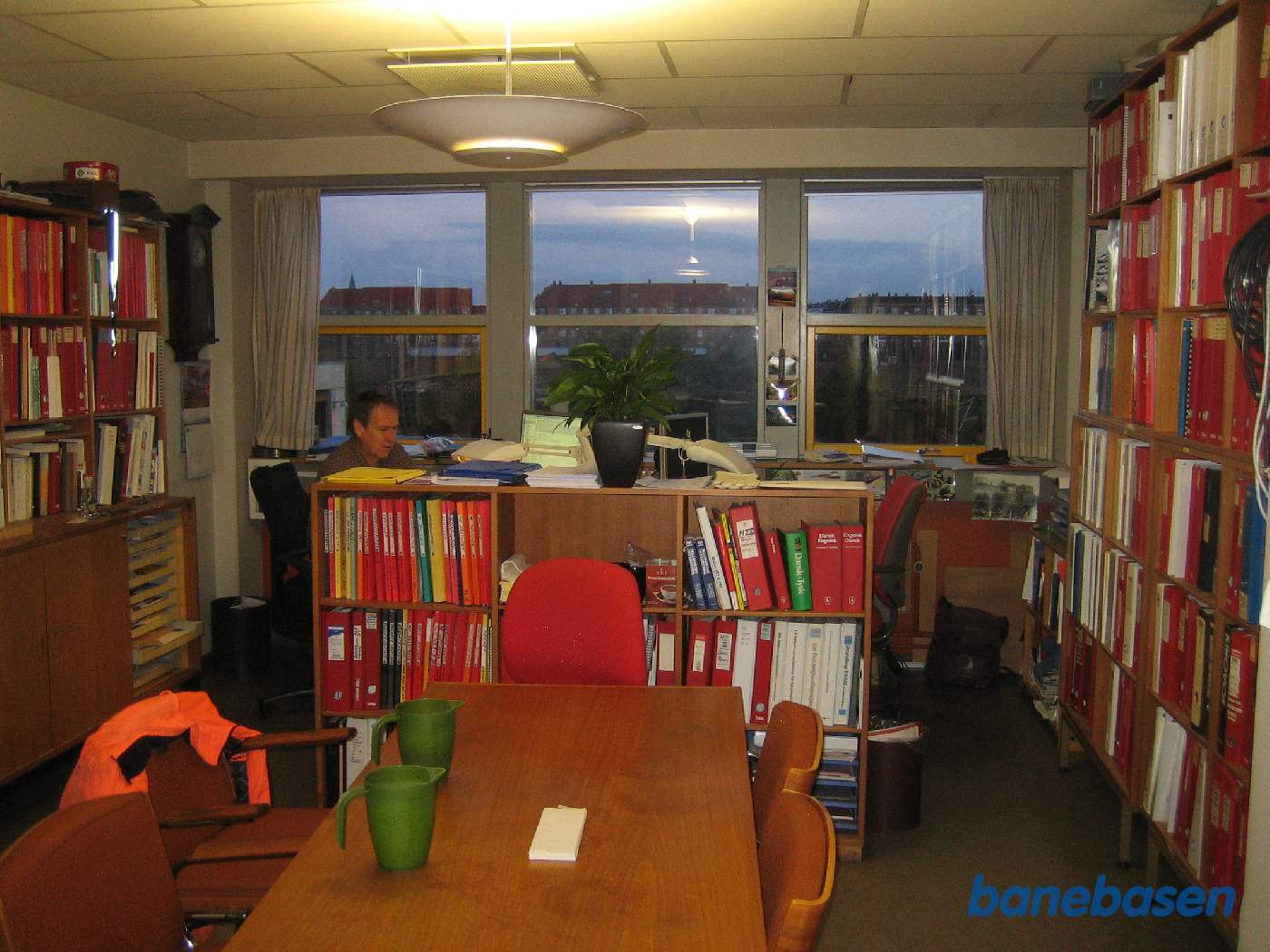 Fotografens kontor med kollegaen til venstre. Udsigt ned over Askekassen og husene langs Ingerslevsgade Fotografens kontor med kollegaen til venstre. Udsigt ned over Askekassen og husene langs Ingerslevsgade