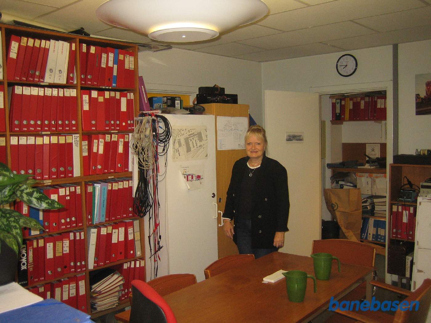 Vores tekniske tegner står bag vores mødebord, hvor vi alle spiste frokost sammen Vores tekniske tegner står bag vores mødebord, hvor vi alle spiste frokost sammen