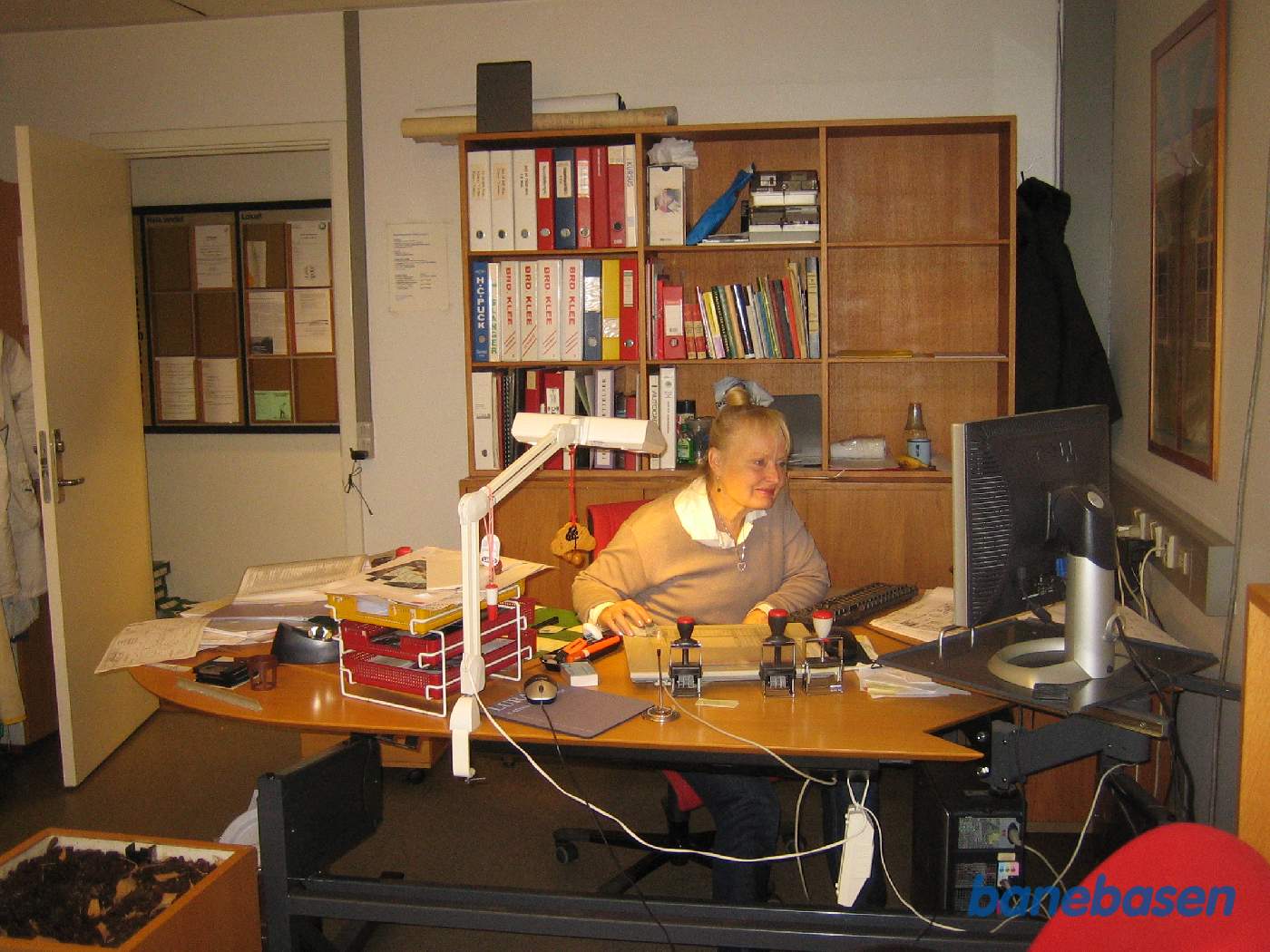 Vores tekniske tegner ved sin PC i gang med at rette en tegning Vores tekniske tegner ved sin PC i gang med at rette en tegning