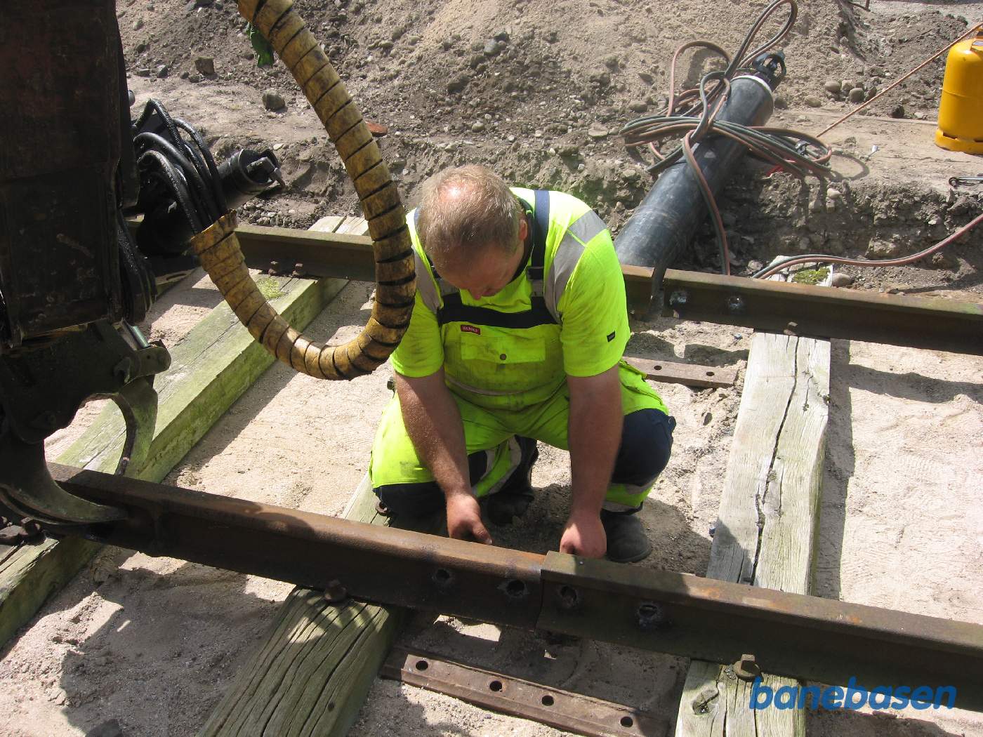 Her laskes sporrammerne sammen