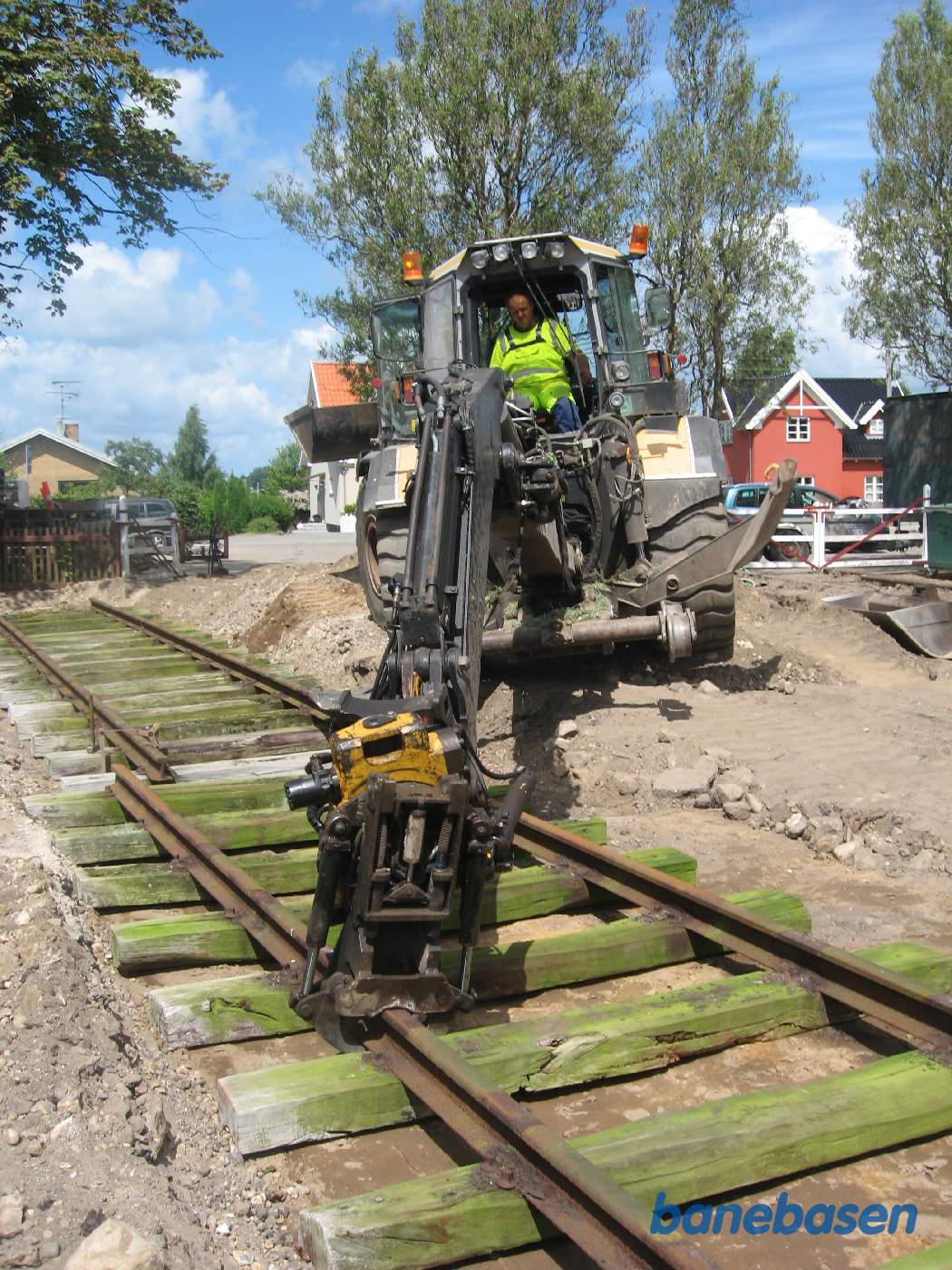 Sporbyggeren rykker sporrammerne på plads, så de ligger helt præcist som tegningen viser Sporbyggeren rykker sporrammerne på plads, så de ligger helt præcist som tegningen viser