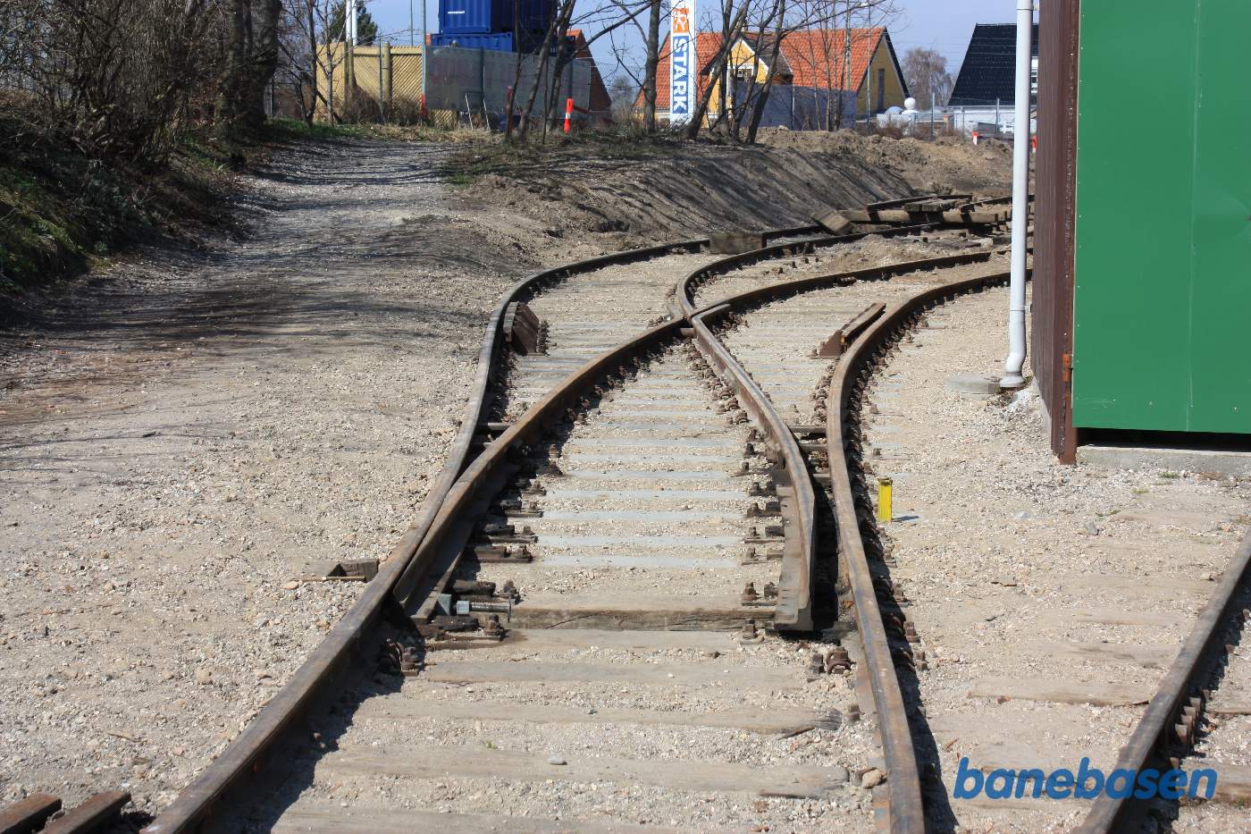 Når man har et venstre skifte, men ønskede et højreskifte, vred sporbyggeren det tunge skifte, så det fik den optimale facon Når man har et venstre skifte, men ønskede et højreskifte, vred sporbyggeren det tunge skifte, så det fik den optimale facon
