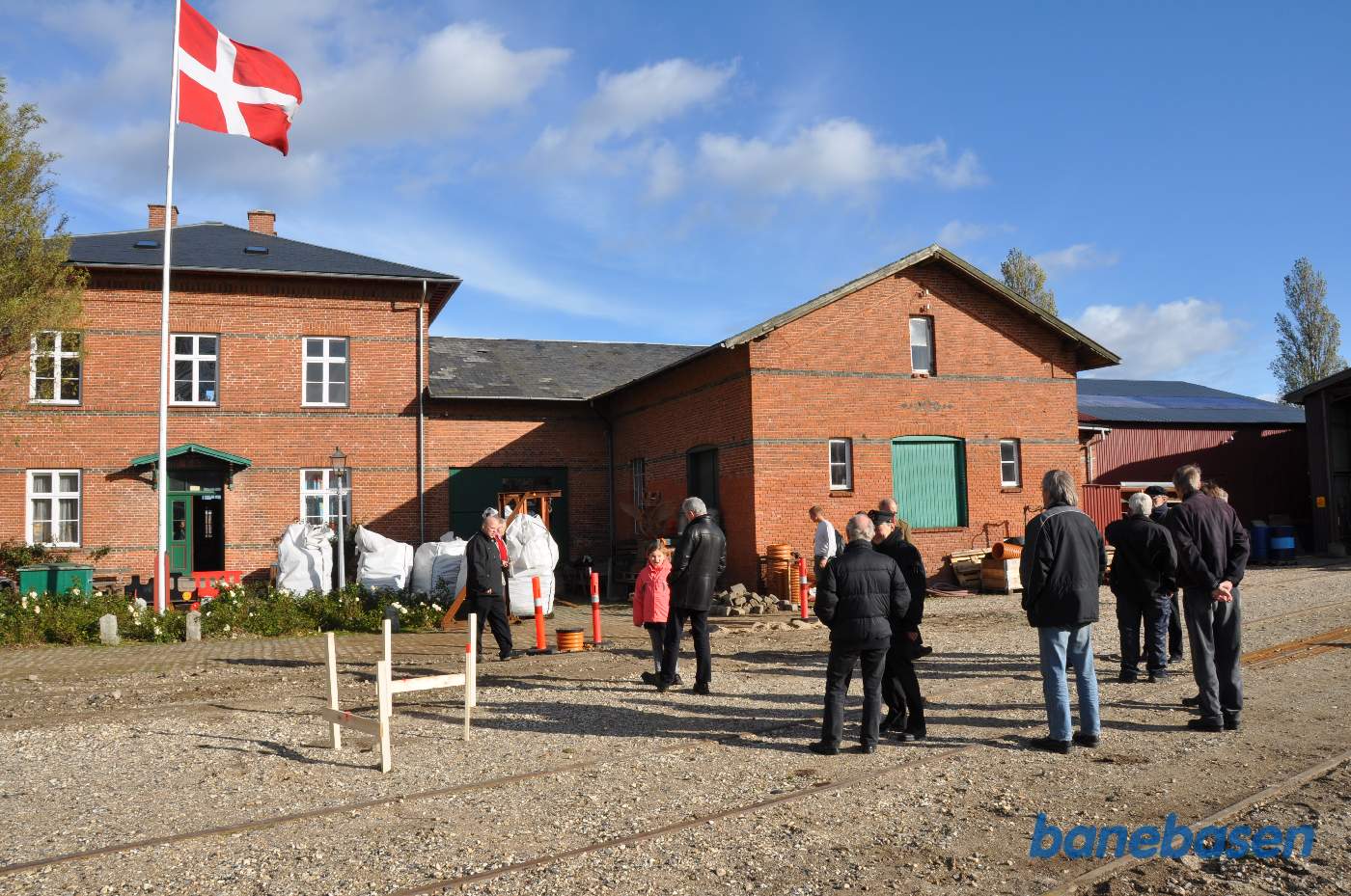Medlemmerne nyder det fine vejr mens de venter på det store øjeblik. Det ene hjørnemærke er allerede afsat