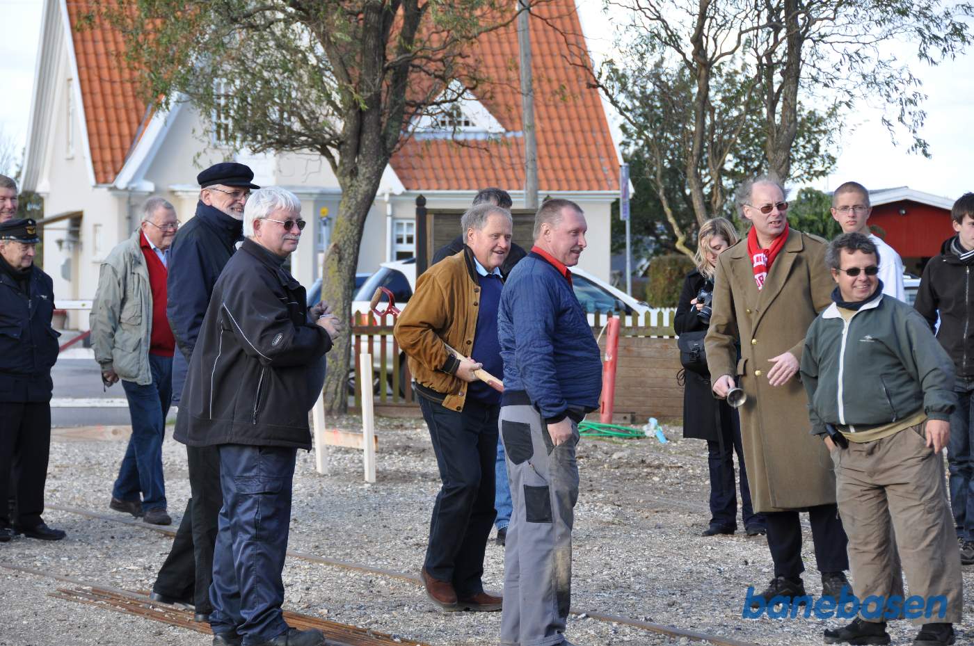 Så er det tid til at gå hen til trillebøren og tage det første spadestik Så er det tid til at gå hen til trillebøren og tage det første spadestik