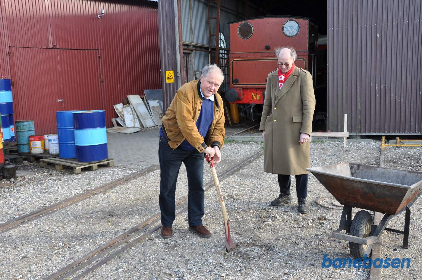 Borgmesteren tager første spadestik mens projektlederen ser på Borgmesteren tager første spadestik mens projektlederen ser på