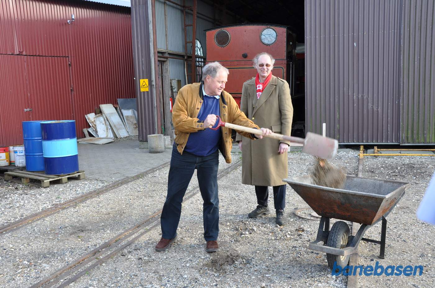 Første spadestik kastes ned i trillebøren