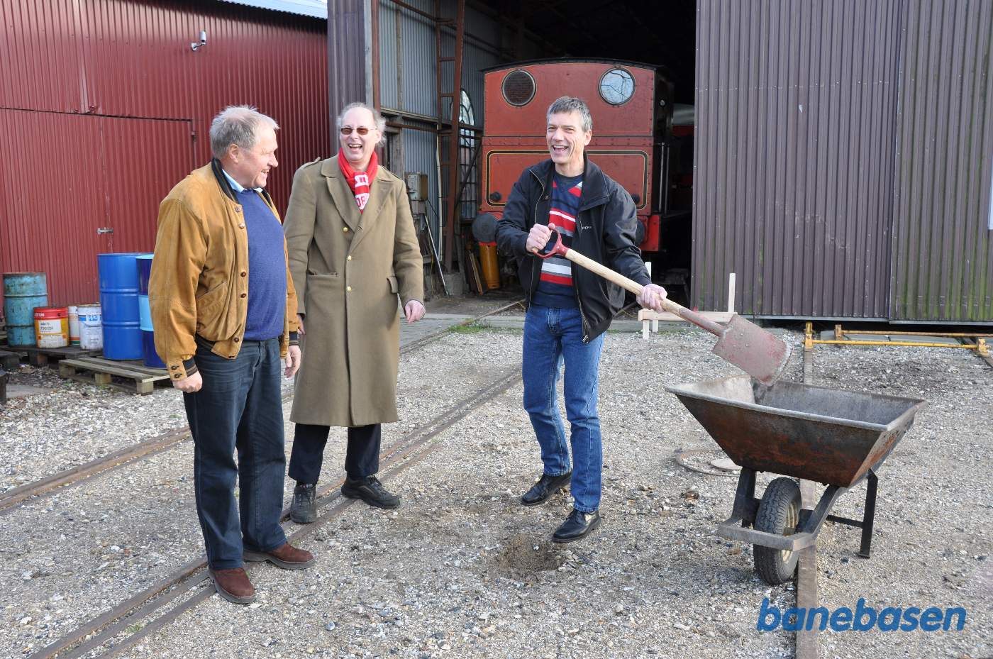 Formanden har taget det næste spadestik og kastet det ned i trillebøren