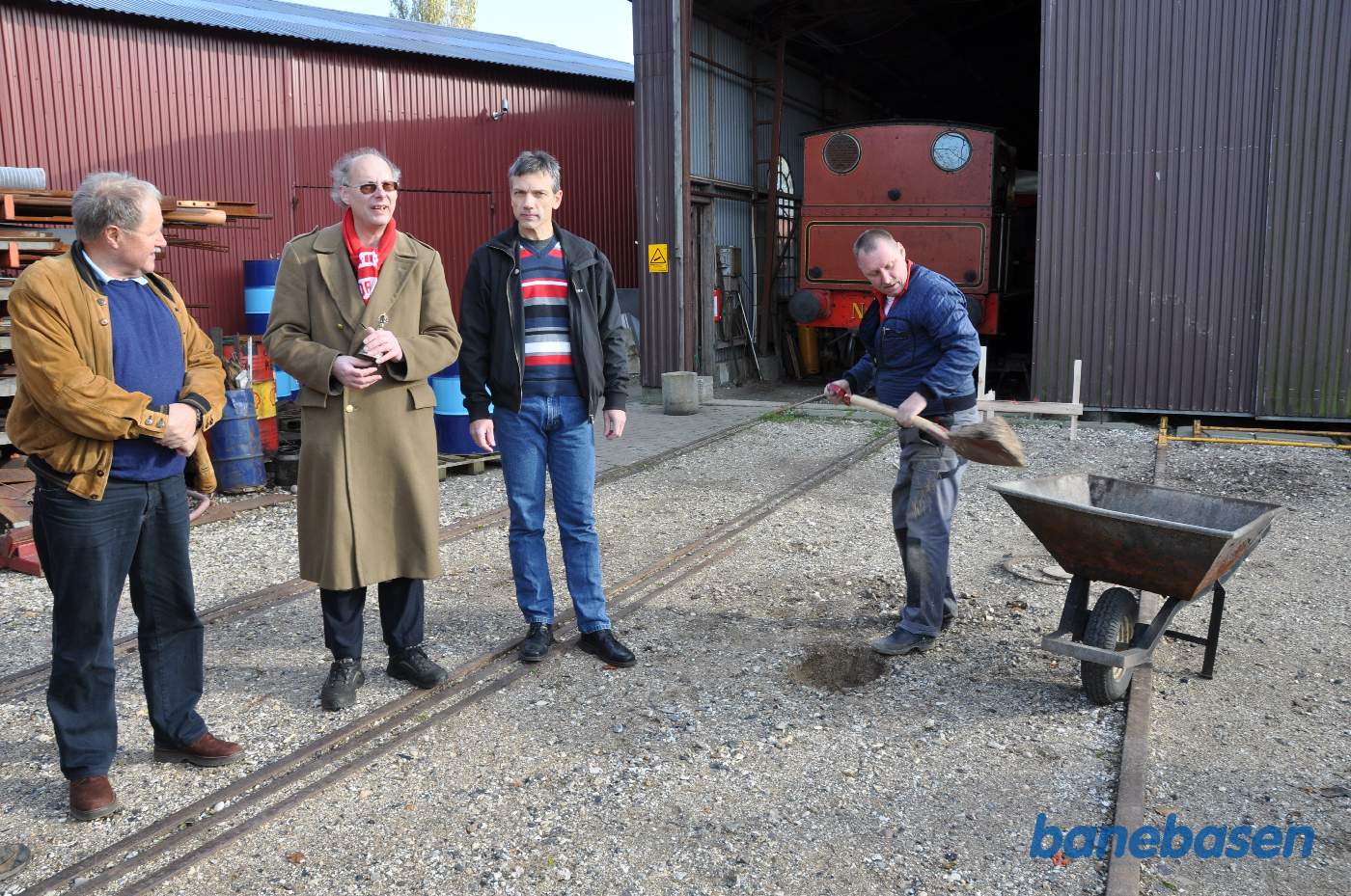 Nok et medlem skovler grus op i trillebøren Nok et medlem skovler grus op i trillebøren
