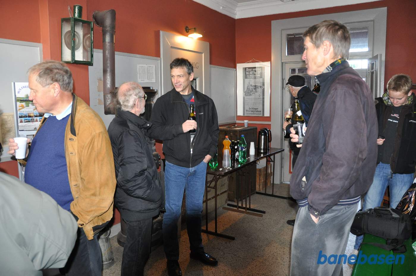 Så skal der festes, her i stationens ventesal