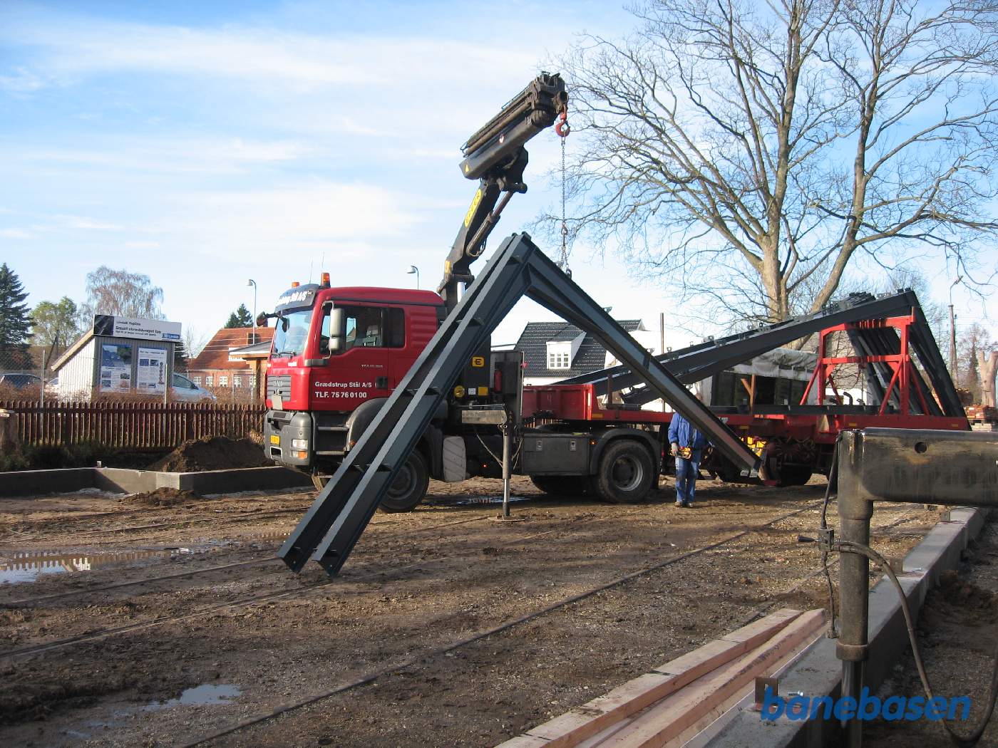 Fundamentet er støbt og hærdet færdigt. De første spær er kommet og læsses af
