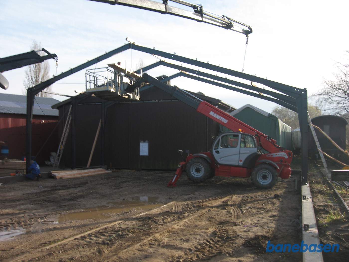 Spærene stilles op på fundamentet