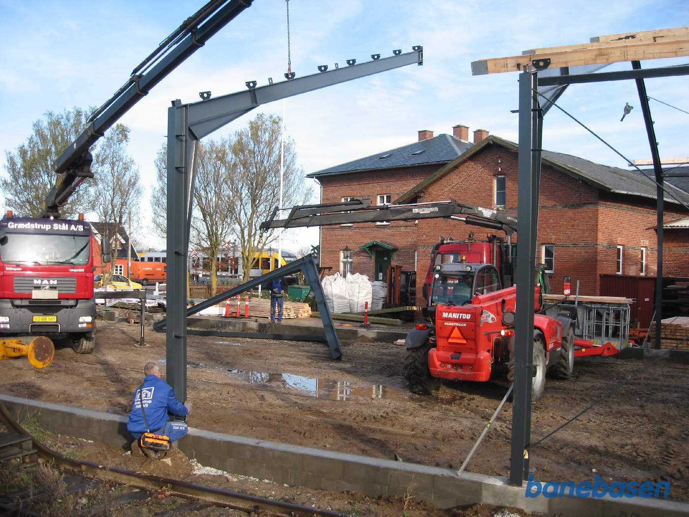 Spærene stilles op på fundamentet Spærene stilles op på fundamentet