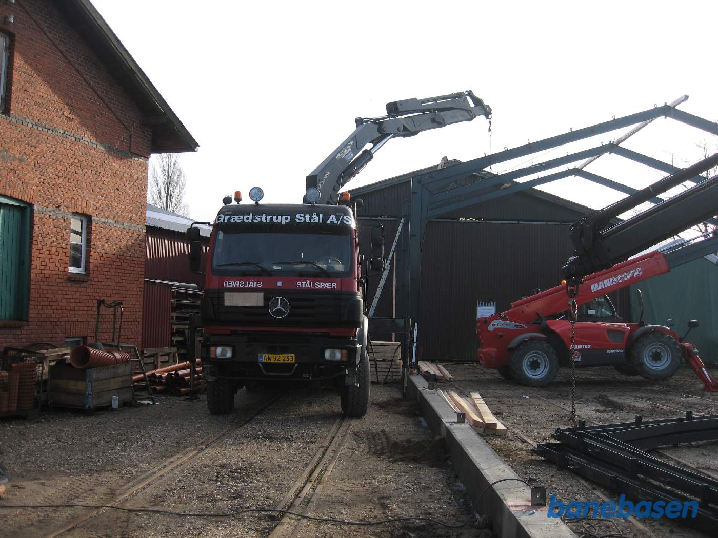 Spærene stilles op på fundamentet Spærene stilles op på fundamentet